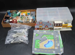 Lote Colección Colección GMICRO MÁQUINAS 75+ Coches Camiones Edificios Alfombra de Juego - Imagen 1 de 10
