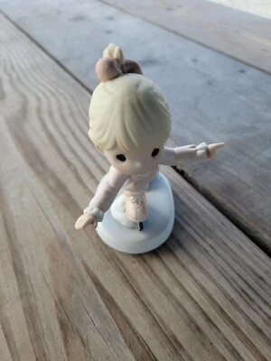 PRECIOUS MOMENTS A LITTLE HELP GOES A LONG WAY ICE SKATING FIGURINE 117796 - Image 1 of 4