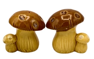 Salt Pepper Mushroom Cottagecore Shaker Set Ceramic Brown Yellow Retro 70s VTG - Picture 1 of 5