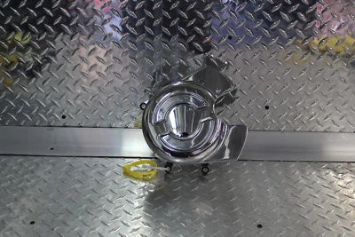 Harley-Davidson V-Rod 2002 VRSCA cubierta de piñón del motor daños Foto 1 de 4