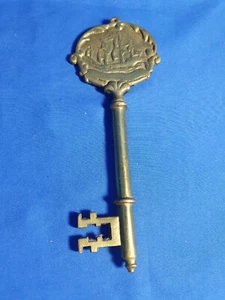 Large (20 cm) Vintage Brass Key with Halsingborg Castle (Sweden) on it - Picture 1 of 6