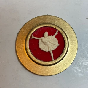 Puppenhaus Miniatur geschnitzte Kamee auf gerahmtem rotem Samt, Handarbeit - Bild 1 von 1