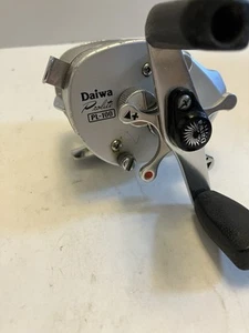 Carrete de baitcasting vintage Daiwa Prolite PL-100 ¡Pesca de lubina hecho en Japón!! - Imagen 1 de 5