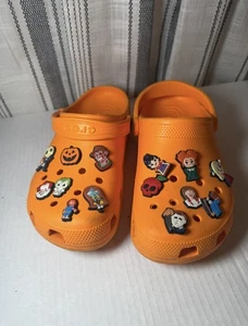 Erwachsene klassische Crocs orange Clogs (W Größe 9, M Größe 7) mit Halloween Charms - Bild 1 von 4