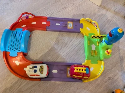 Tut Tut Baby Flitzer Straßenset mit Ampel inkl. Polizei- und Feuerwehrauto Vtech - Bild 1 von 3