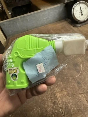 Pistola de juguete de plástico proyector de colección rara de The Incredible Hulk Marvel Comics Nº 825 Foto 1 de 4