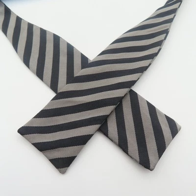 Pajarita Brooks Brothers negra gris rep 1,75" de ancho autoatado ala de murciélago de seda Foto 1 de 4