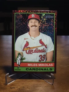 2025 Topps Heritage-High Number SP Miles Mikolas #426 Borgogna rifrattore scintillante - Foto 1 di 2