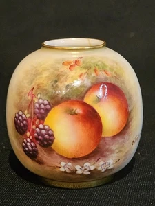 Eine Royal Worcester Vase 1931, bemalt von E Townsend, signiert, mit Früchten A/F - Bild 1 von 11
