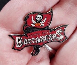 Vintage Tampa Bay Buccaneers 1990er Sport Football NFL Mütze Jacke Weste Anstecknadel - Bild 1 von 17
