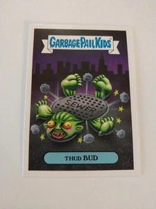 Adesivo Garbage Pail Kids: Revenge of Oh The Horror-ible Cult Horror Thud Bud 4a - Foto 1 di 2