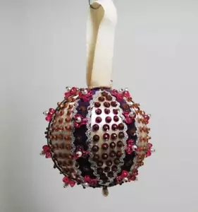 Vintage 60er/70er Jahre Satin lila, silber rosa Perlen Ornament Kugel 3,5" B22 - Bild 1 von 1