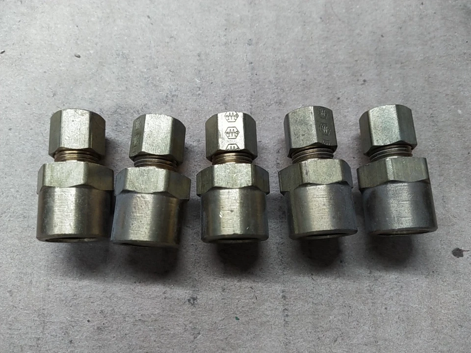 (5) 366-04-04 Brass Compression Fitting 1/4" OD Tube to Female 1/4 NPT - Image 1 of 1