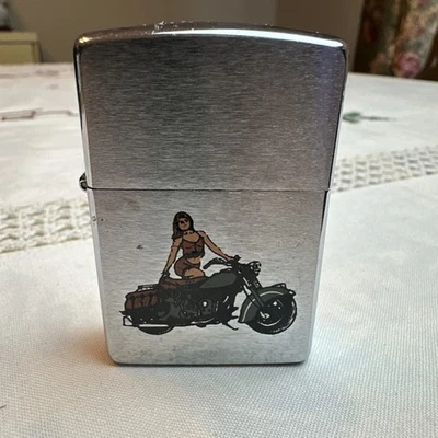 ZIPPO 1994 HOT US BIKES PINUP CHICA EN ENCENDEDOR DE MOTOCICLETA (Piezas/Reparación) Foto 1 de 4