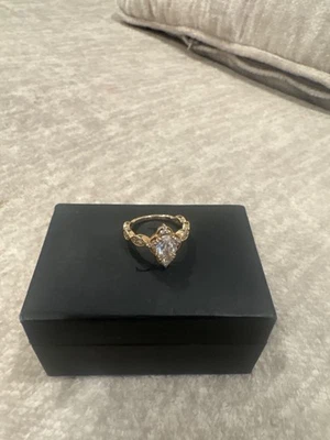 Anillo de compromiso de piedra pera natural de 1,6 quilates. Nunca usado. Foto 1 de 4