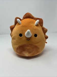 SQUISHMALLOW 7,5" Lyan l'arancione Triceratopo Dinosauro PELUCCO  - Foto 1 di 6