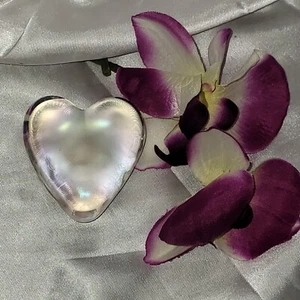 Fermacarte Robert Held trasparente iridescente soffiato a mano a forma di cuore - Foto 1 di 6