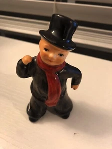 Figura Hummel Goebel Desconocida Sombrero Negro Bufanda Roja - Imagen 1 de 1