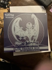 Pokémon TCG: Scatola Allenatore Elite Sole e Luna (Lunala) - Foto 1 di 6