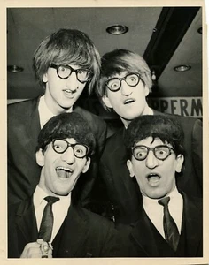 "THE YOUNGER BROTHERS"" IMITA A ""THE BEATLES"" Y DOS FOTOS DE PRENSA ORIGINALES 1964" - Imagen 1 de 4