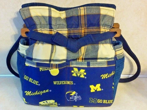 UNIVERSITY OF MICHIGAN REVERSIBLE SMALL PURSE "GO BLUE" BY ROBIN WOLVERINES Cover