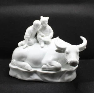 Buey de búfalo de agua de porcelana blanca Blanc De Chine con estatua de lectura para niños - Imagen 1 de 11