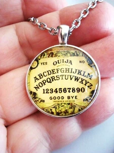 Colgante Cabachon Ouija de vidrio de 1" en un collar de cadena de placa de plata de 18" - Imagen 1 de 6