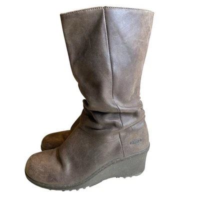 Botas Keen Akita Scrunchie de cuero de media pantorrilla con tacones de cuña talla 7 Foto 1 de 4