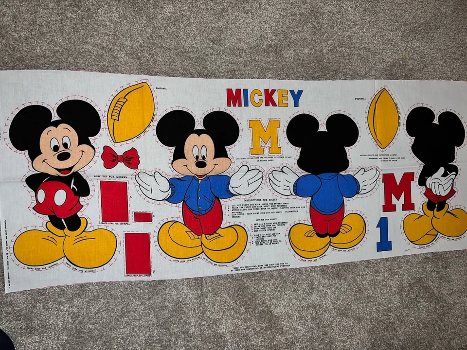 Muñeca artesanal Peter Pan de fútbol americano vintage con panel de tela cortada y cosida de Mickey Mouse de Disney Foto 1 de 4