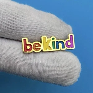 Pequeño Pin Esmalte “Be Kind” - Letras Arco Iris - 1” ¡Tan Lindo! Kindness Community - Imagen 1 de 3