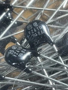 Eine TASCHE mit 100 MOV Varistoren, V2411U.. 5 Joule, 240 V 5mm in original Werkstasche - Bild 1 von 3