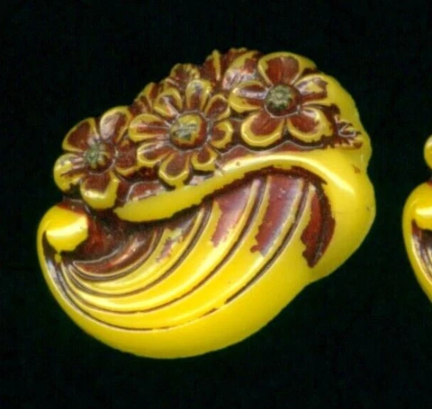 Vintage Yellow Glass Realistic Button Cornucopia of Flowers 3/4" Cover