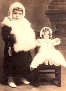 1900 RPPC Adorable Niña y Muñeca Nieve Bebé Manguitos Gorra Botas Cadena Monedero - Imagen 1 de 3