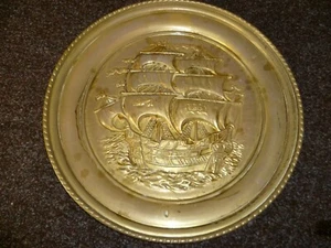 A VINTAGE MARITIME / GALLEON THEMED, PRESSED BRASS WALL PLATE / WALL PLAQUE. - Picture 1 of 4