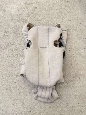 BabyBjörn Mini Portabebés Jersey 3D, Beige Claro, 7-25 libras Poco Uso Foto 1 de 4
