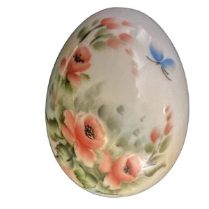 Vintage Porcelain Egg with Painted floral motif and butterfly signed by Barnes - Picture 1 of 3