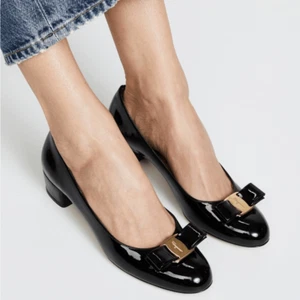 Zapatos de salón Salvatore FERRAGAMO VARA bajos en charol negro - Imagen 1 de 13