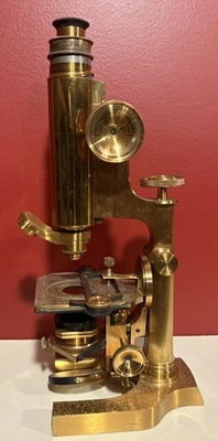 Microscopio continental de latón L Schrauer circa 1890 poco común con laca Foto 1 de 4