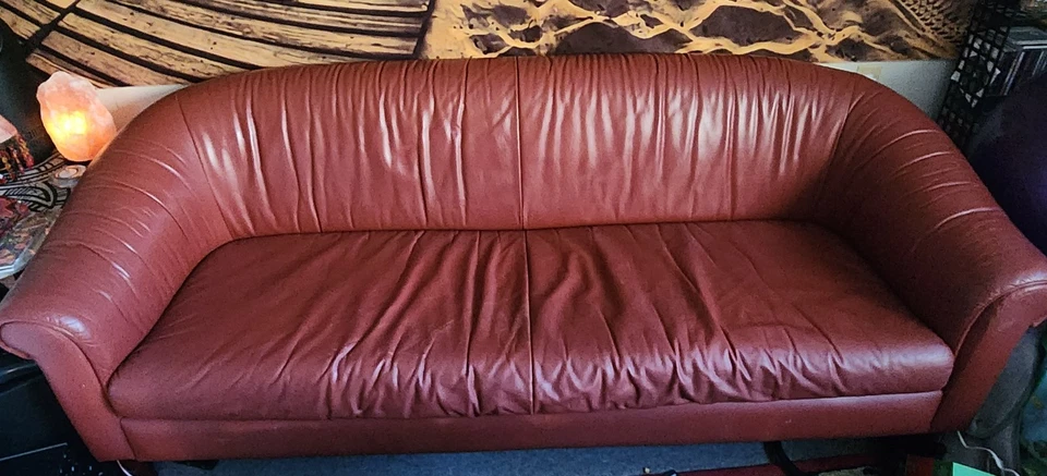 Sofá de cuero rojo oscuro. ¡Mudarse, debe irse! Solo recogida Foto 1 de 1