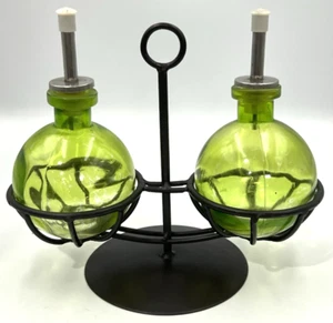 Set crogiola in vetro verde olio e aceto doppio vintage con supporto in metallo 7,5" x 8,75" - Foto 1 di 10