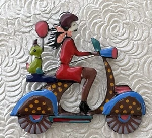 Vintage Style Dame mit Hund auf Roller Brosche Emaille auf Metall - Bild 1 von 4