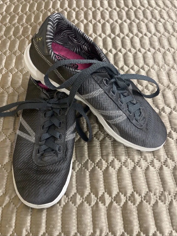 Zapato deportivo Skechers Goga Mat para mujer talla 7,5 encaje Uo. Gris plata excelente estado Foto 1 de 4