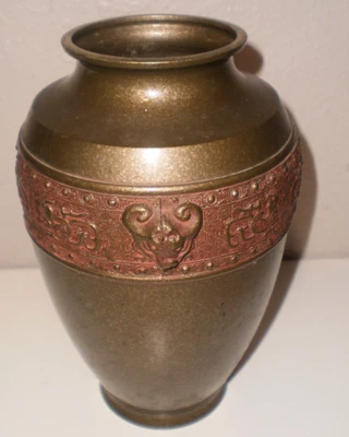 Jarrón antiguo asiático de bronce patinado de 9" con motivo elevado Foto 1 de 3