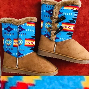 Kuschelige neue IBIZA Style SOUTHWESTERN Print Kunstfell/Wildleder Stiefel 9,5 - Bild 1 von 10