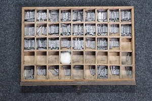 Letterpress Metal Type, 10pt Lowercase Italics, Caslon, in wooden tray (2595) - Picture 1 of 9