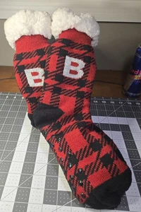 NUEVOS CALCETINES PANTUFLAS A CUADROS BÚFALO MONOGRAMA MEDIA PANTORRILLA FORRADOS DE FELPA - LETRA "B" - Imagen 1 de 3