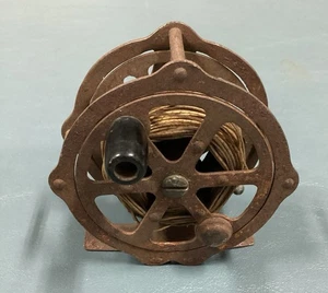 Carrete de pesca con mosca de metal vintage mango de madera pocas manchas de óxido funciona - Imagen 1 de 2