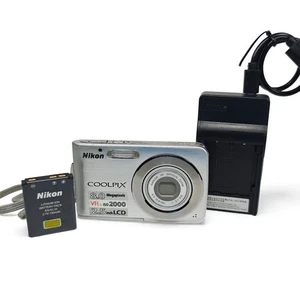 Cámara digital Nikon COOLPIX S210 8,0 MP plateada + cargador | lente antipolvo - Imagen 1 de 10