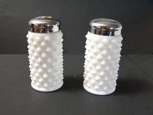 Fenton Hobnail Milch Weiß Glas Salz & Pfefferstreuer Metall Schraubdeckel 3" hoch - Bild 1 von 6