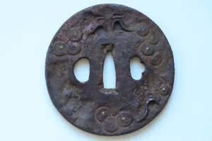 TSUBA 鍔 Spada Giapponese Accessorio Guardia Modello Loto Intarsiato Oro Base Ferro Tonda - Foto 1 di 10